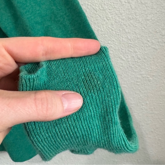J. Crew Womens M/L Cashmere Classic Fit Crewneck Sweater Green Minimalist Preppy - Picture 7 of 9